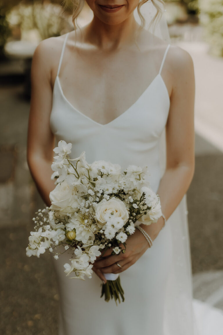 Detailfoto von Brautstrauß und Brautkleid beim Brautpaarshooting