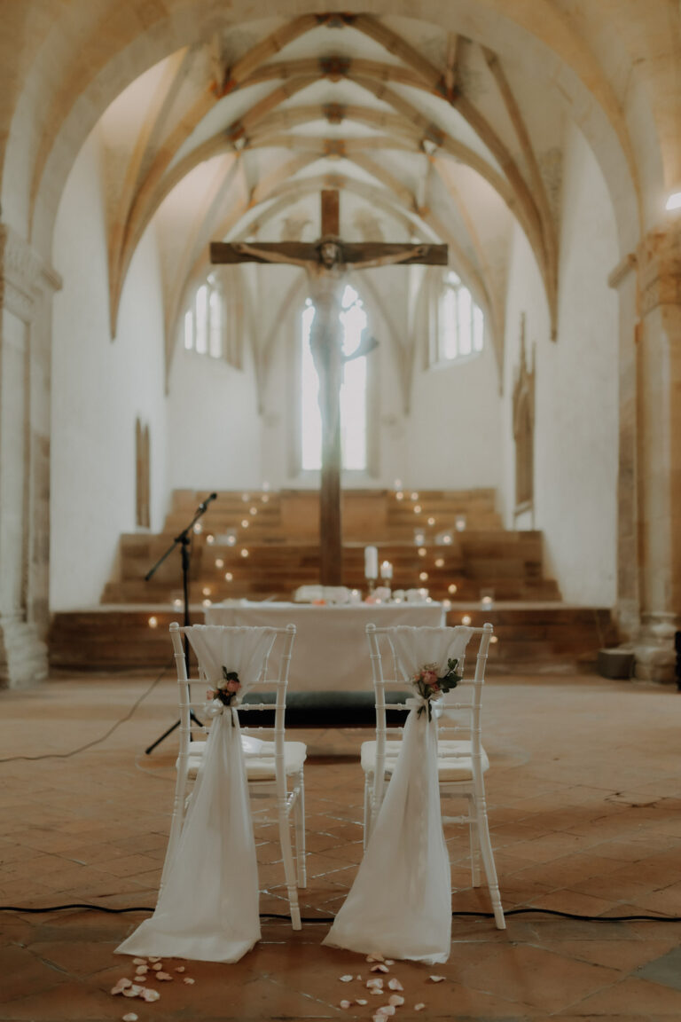 Bild von Stühlen und Altar in der Kirche bei kirchlicher Hochzeit in Stuttgart und viel Kerzenlicht
