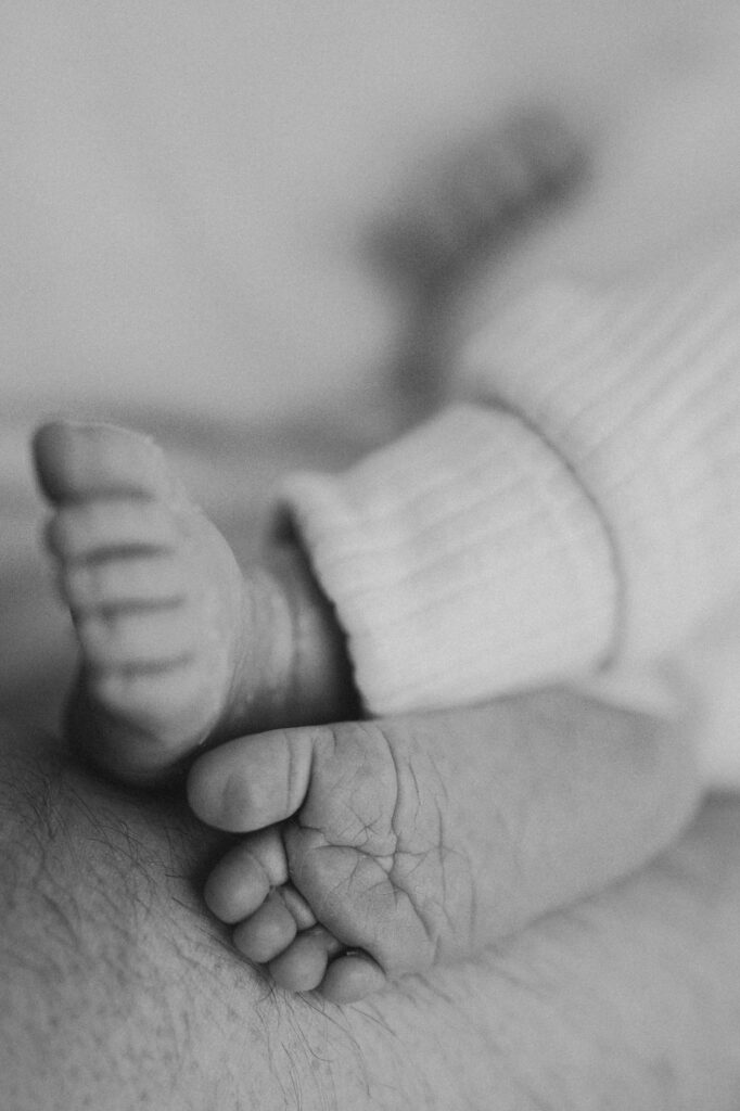 Nahaufnahme von Babyfüßen beim Newbornshooting in Stuttgart in schwarz-weiß