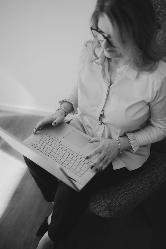 Frau sitzt an Laptop in Stuttgart beim Webdesign anschauen von Milena Sprung